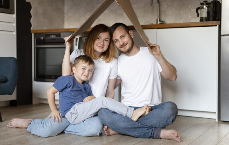 familia sosteniendotecho sobre su cabeza